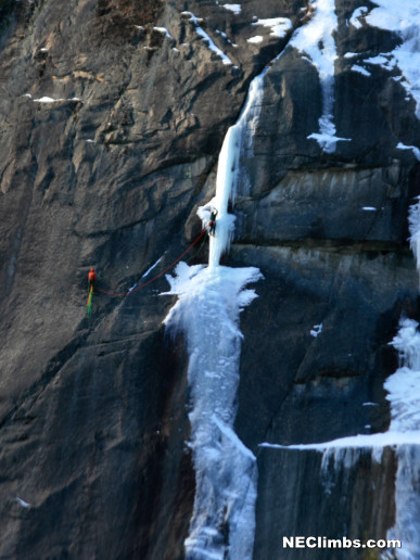 Peter Doucette on the pillar of Diagonal.<br />
Cathedral Ledge